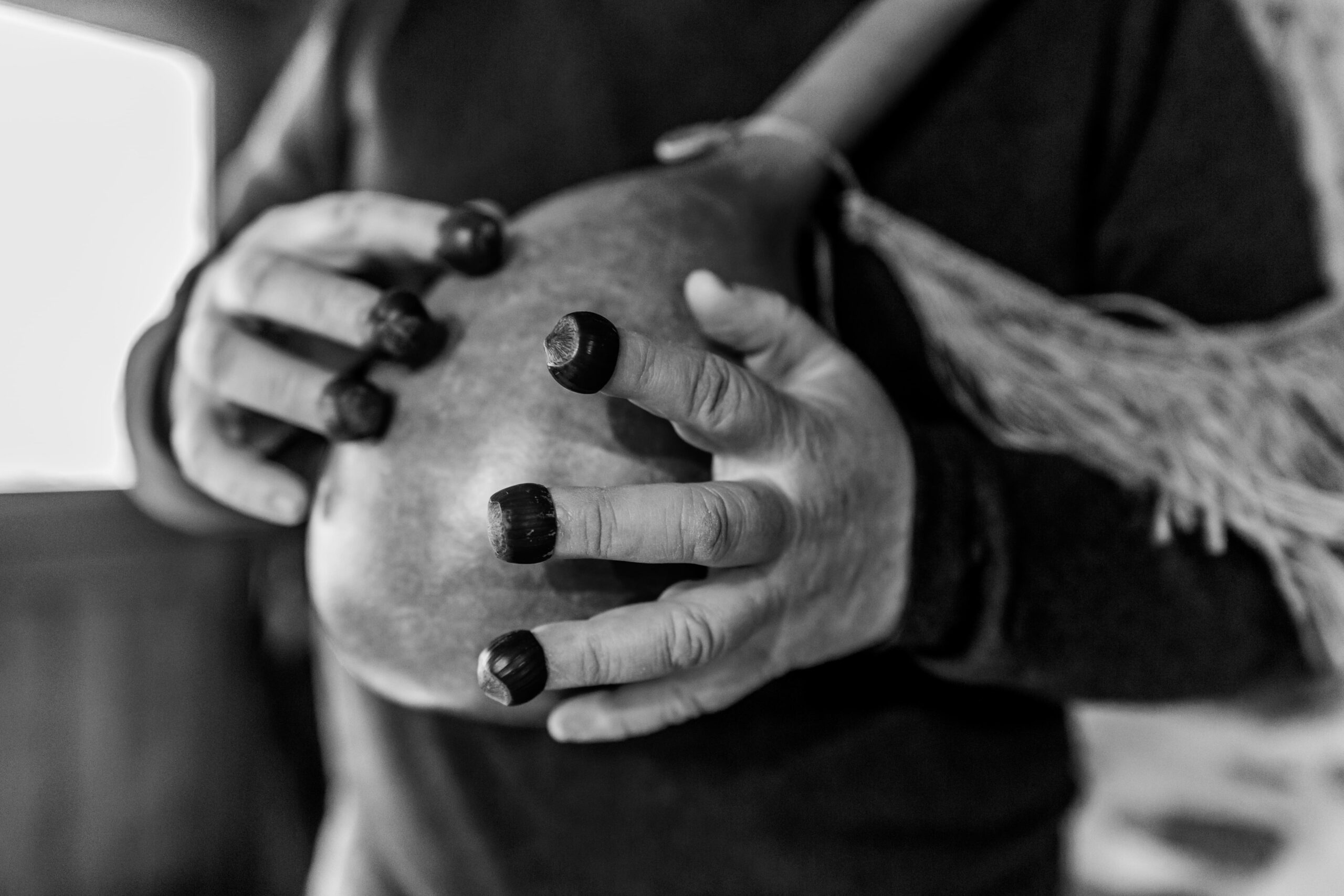 image Primer plano de las manos de una persona sosteniendo un instrumento musical hecho de una calabaza