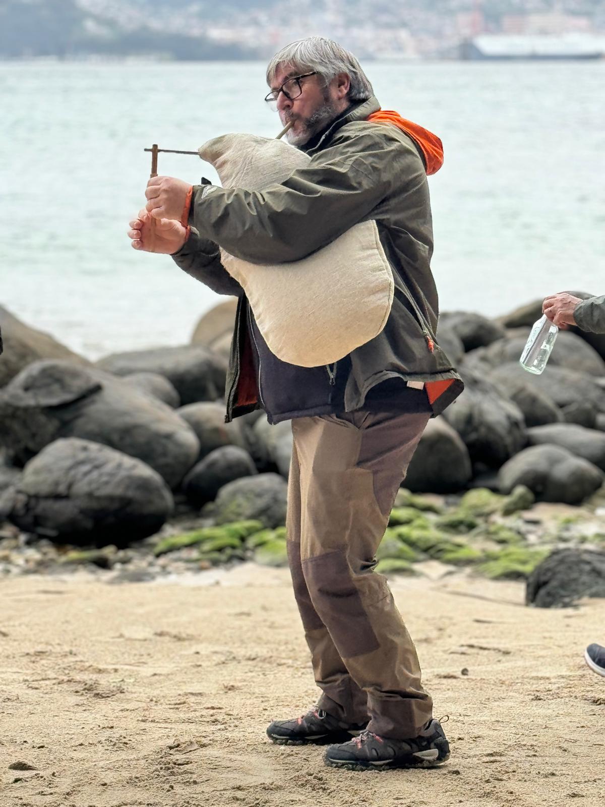 Xabier tocando instrumento de vento
