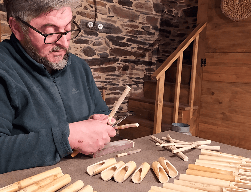 Imagen Xabier, en espacio artenaso, construyendo instrumentos. 